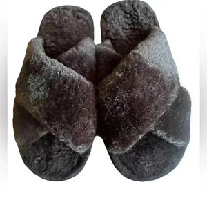 Black furry criss cross slippers . Size 36/37. Worn as pool slides‎ only 2x. EUC
